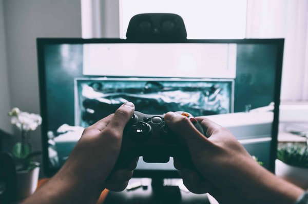 Comment les entreprises de jeux vidéo peuvent-elles utiliser le cloud computing pour optimiser le développement de jeux multijoueurs en ligne ?